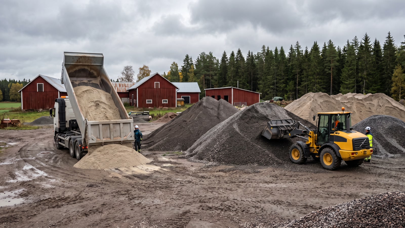 Lastbil tippar ridbanesand och hjullastare vid materialhögar på svensk gård
